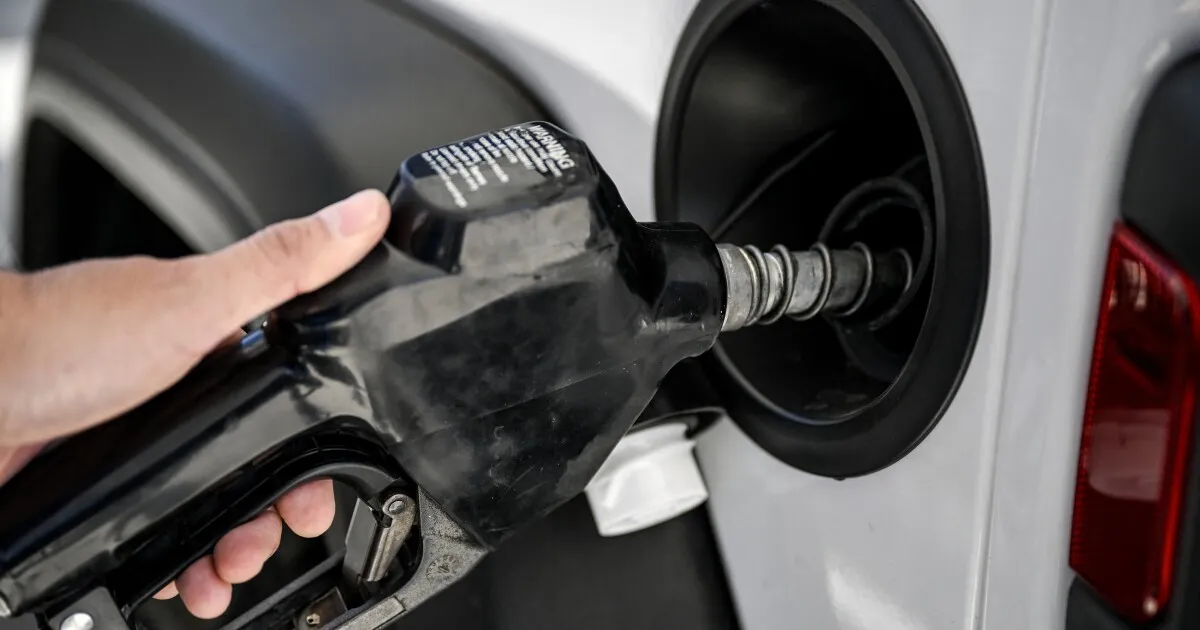 American drivers filling up at gas pumps as national average crosses $4 per gallon for first time since 2022